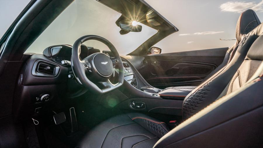 Интерьер Aston Martin DBS Superleggera Volante 2019 года  (WW) (фото 19 из 41)